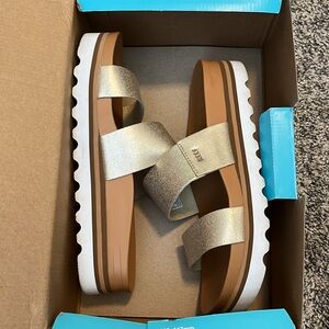 Women’s Reef Cushion Vista Hi - Size 8 - Champagne Color